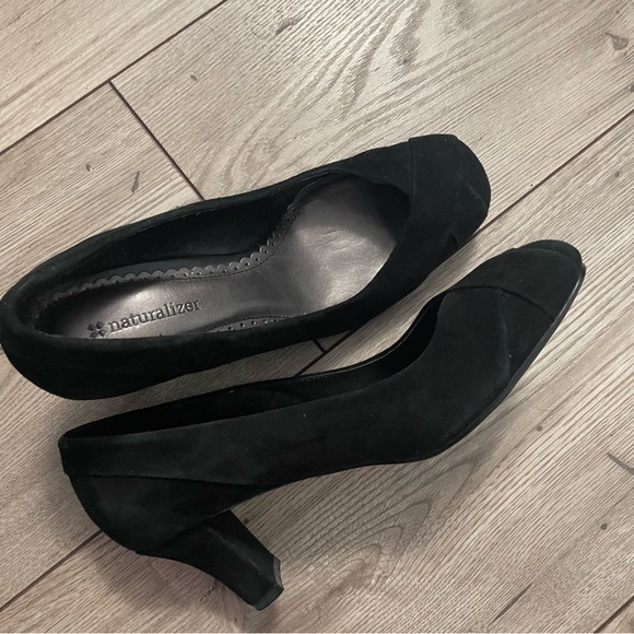 Naturalizer Black Suede Heels Size 6M - Picture 6 of 11